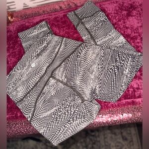 Black and White Lululemon Wunder Cropped Leggings